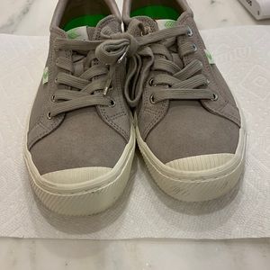 Cariuma Low-Top sneakers.Grey suede outside